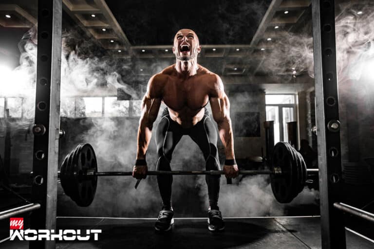 Die Stoffwechsel Power-Übung: Kreuzheben Mann im Fitnessstudio hebt Gewicht