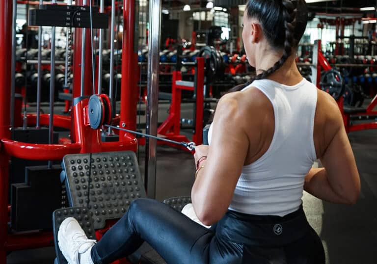 Fitness Mums Eine Fitness Mum beim Rückentraining im Fitnessstudio