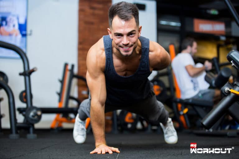 Einarmige Liegestütze einfach lernen Mann macht Push-up mit einem Arm