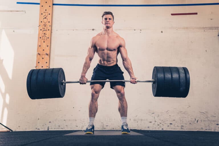 Functional Fitness – So funktioniert es richtig! Ein Athlet trainiert mit einer Übung für Functional Fitness