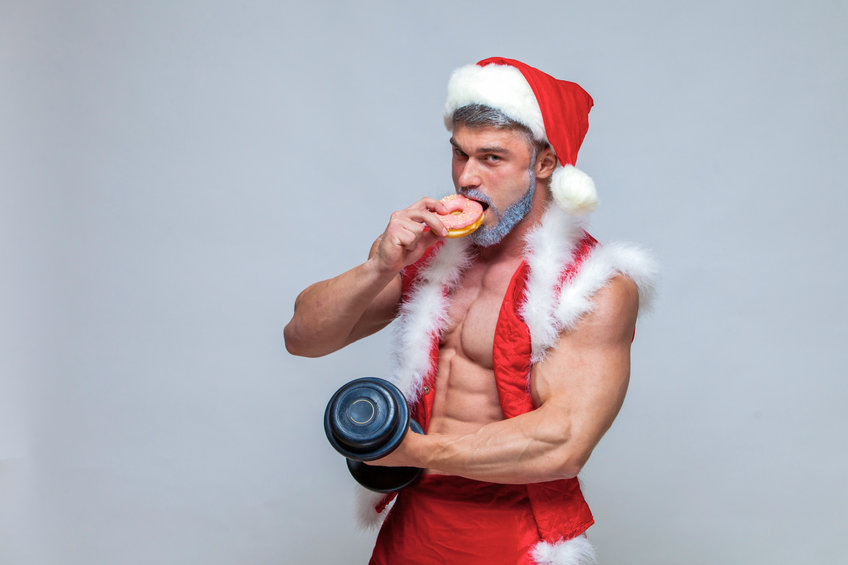 Muskulöser Weihnachtsmann kümmert sich um Ernährung während den Feiertagen