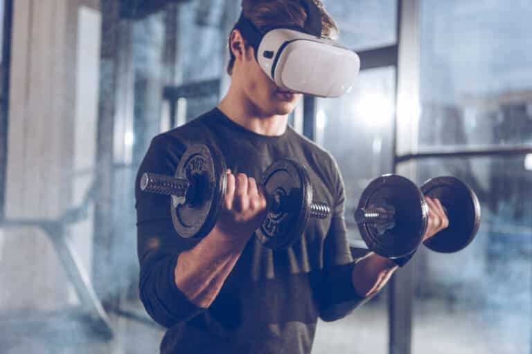Ein Blick in die Zukunft – die heissesten Fitness Trends 2025 Mann testet einen Fitness Trend mit Hanteln und Virtual Reality Headset