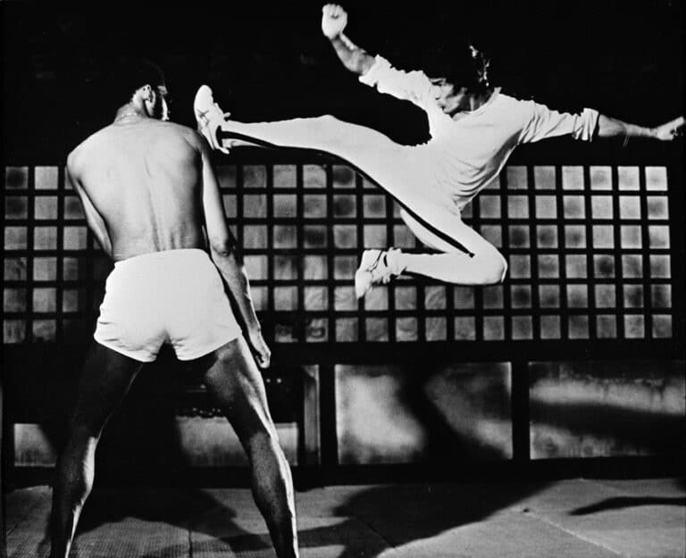 Bruce Lee – Die Trainingsgeheimnisse des Mannes mit dem Kobrarücken Bruce Lee während seinem Kampf Workout