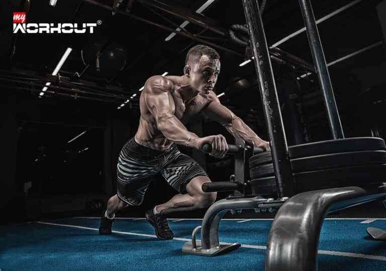 HIT - High Intensity Training Muskulärer Athlet trainiert nach der High Intensity Training (HIT) Methode im Gym