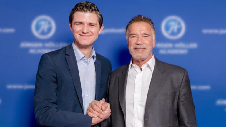 Was du von Schwarzenegger, Klitschko und Co. lernen kannst - Julien Backhaus Julien Backhaus mit Arnold Schwarzenegger bei einem Event.