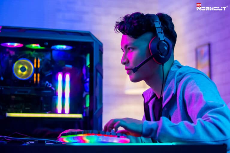 Esports Workout: Der Schüssel zu mehr Erfolg für professionelle Gamer Asiatischer junger Gamer mit Kopfhörer und Mikrofon sitzt am PC
