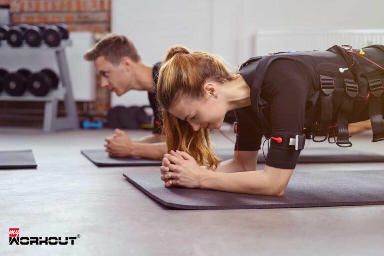 EMS-Training: Ist herkömmliches Krafttraining out? Mann und Frau betreiben ein EMS-Training