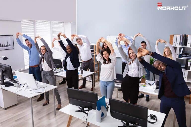 Firmenfitness: Wie Betriebe profitieren Mitarbeiter betreiben Firmenfitness im Büro