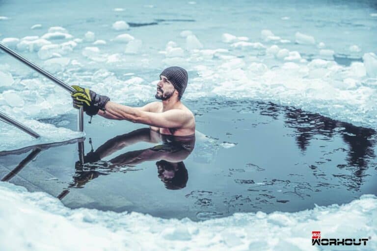 Wie Kältetraining dein Leben bereichert Mann betreibt Kältetraining im Eiswasser