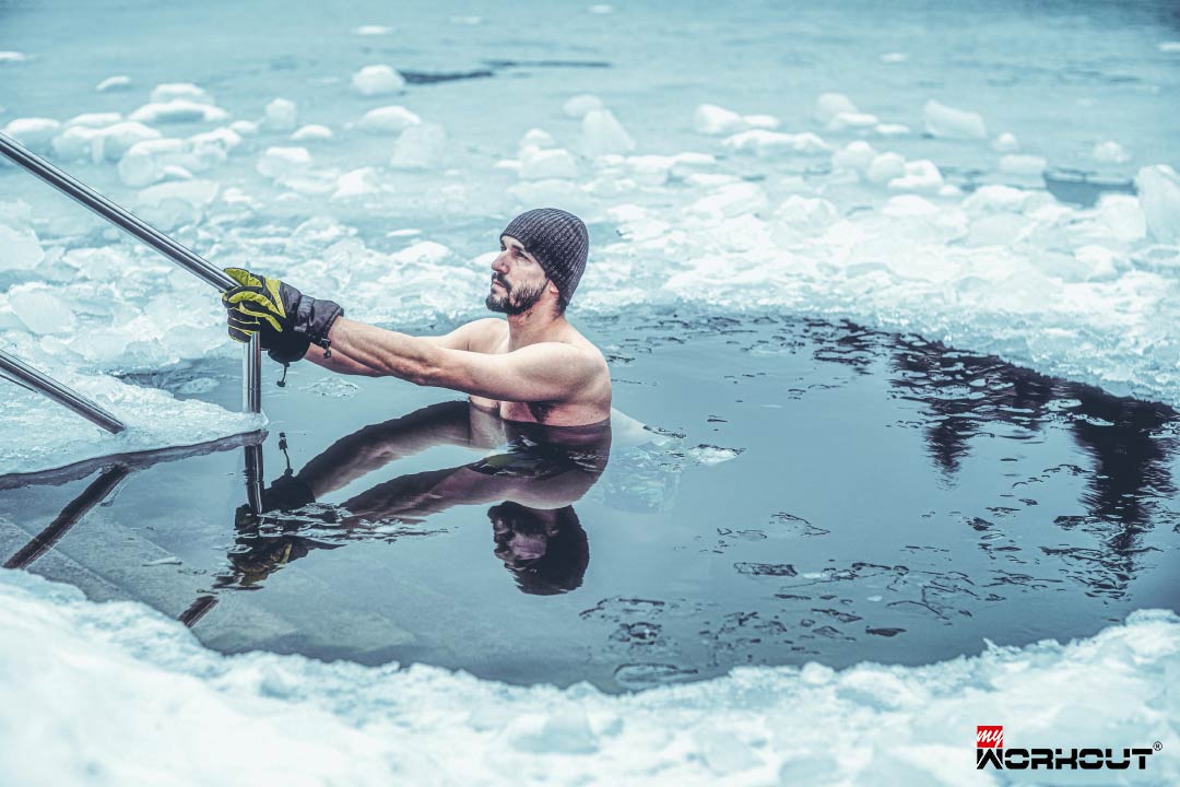 Mann betreibt Kältetraining im Eiswasser