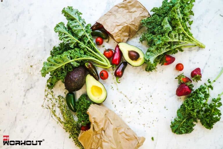 Wie super sind Superfoods? Superfoods und verschiedene Obst- und Gemüsesorten auf hellem Hintergrund