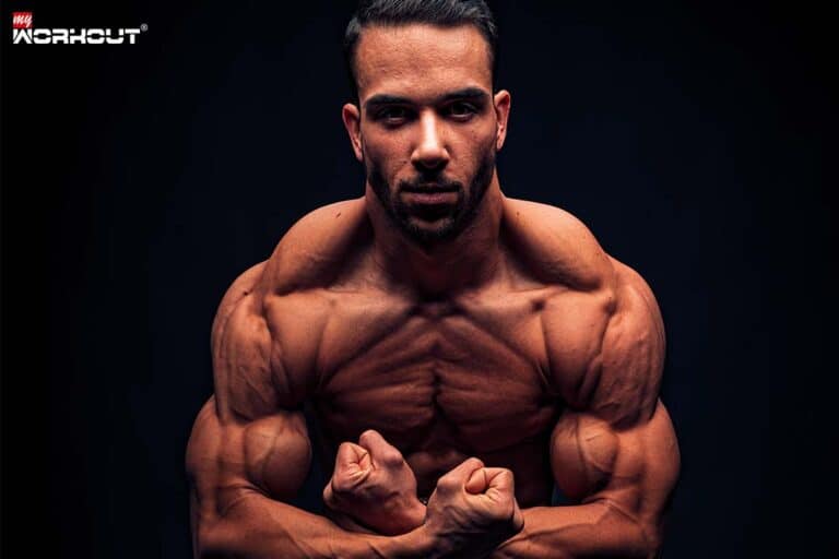 Finde die besten Übungen für maximale Ergebnisse Muskulöser Mann posiert