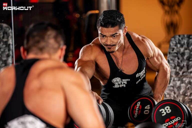 Carb Cycling - so funktionierts Mann posiert im Spiegel