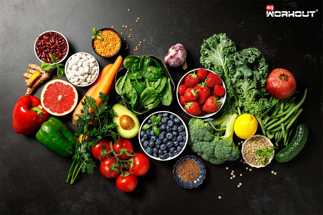 Clean Eating Obst und Gemüse auf dunklem Hintergrund