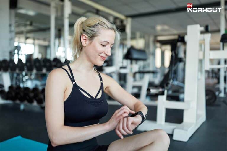 Smartes Training durch Smartwatches, Fitnesstracker und Co? Frau mit Fitnesstracker Uhr