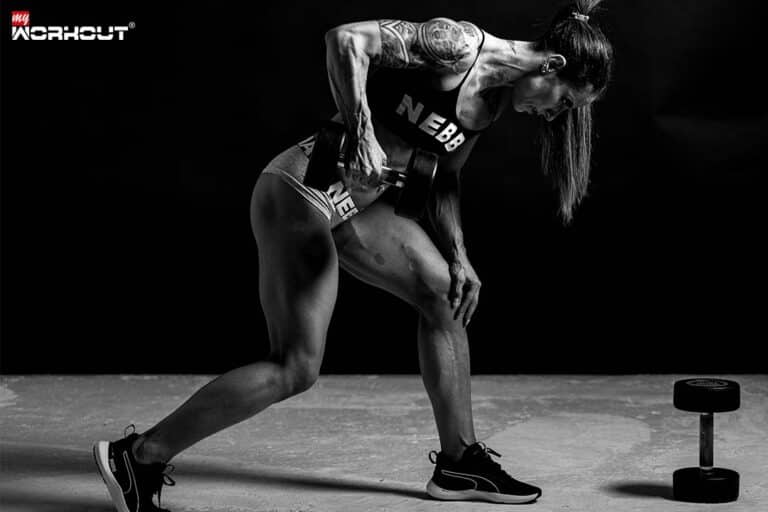 Frauen und Krafttraining - Der Kampf um Vorurteile Frau macht Übung mit Hantel