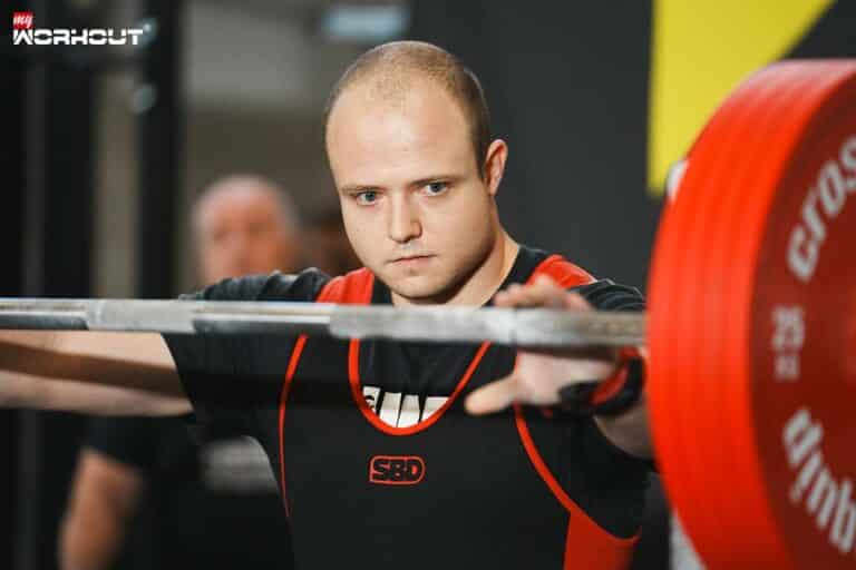 Powerlifting in der Schweiz: Von der Rand- zu Trendsportart Mann macht Powerlifting