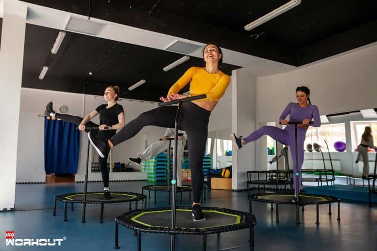 Der Sprung zum Erfolg: Ist Jumping Fitness effizienter als Laufen? 4 Frauen trainieren auf einem Jumping Fitness Trampolin