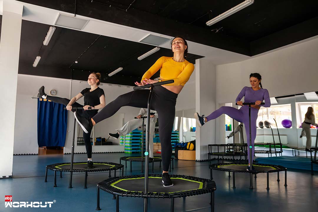 4 Frauen trainieren auf einem Jumping Fitness Trampolin