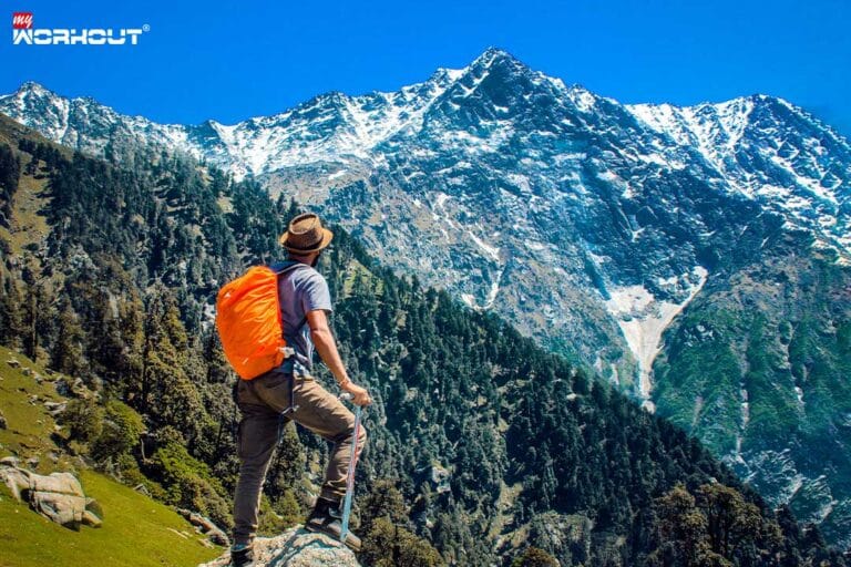 Stress ade! Die besten Sportarten für deine mentale Gesundheit Mann wandert in der Natur, mit einer Aussicht auf Berge