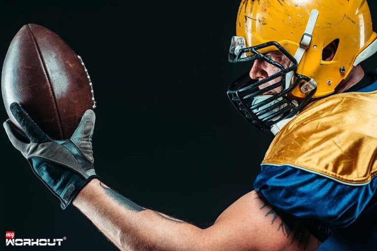 Touchdown-Fitness: Entdecke das Geheimnis hinter American Football American Football Spieler hält Ball in der Hand