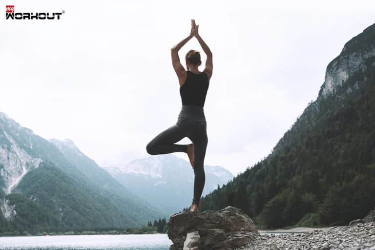 Entdecke die heilende Kraft von Yoga: Mehr als nur Dehnübungen Frau in der Natur, macht die Yoga Übung Baum