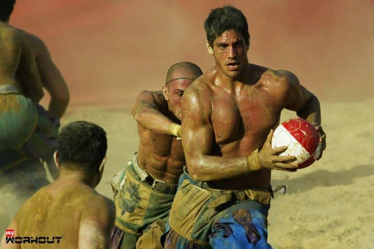 Zeitreise ins Mittelalter: Das Spektakel des Calcio Storico Calcio Storico Kampf, Mann mit Ball