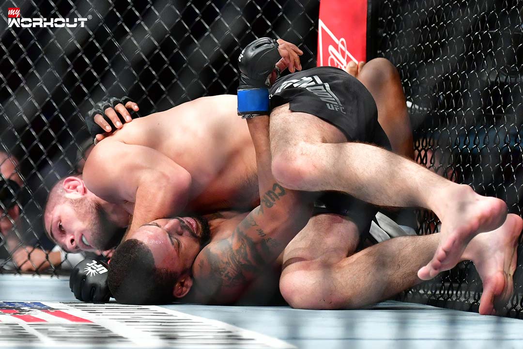 Khabib Nurmagomedov in einem MMA Kampf am Boden