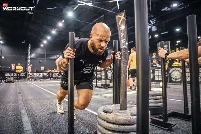 Hyrox Training: Die ultimative Herausforderung für Ganzkörperfitness Mann im Fitnessstudio am trainieren