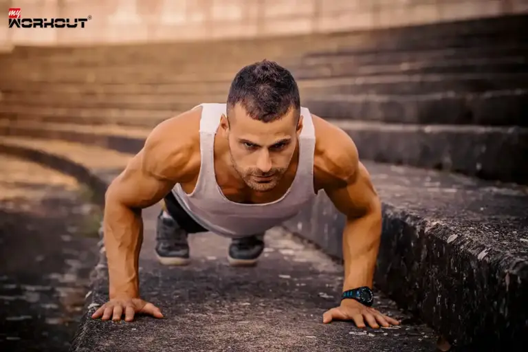 Prison Workout – Fit hinter Gittern Muskulöser Mann macht Liegestütze draußen