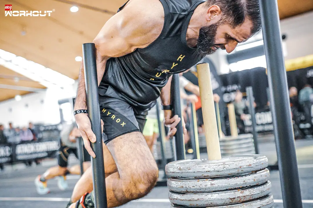 Hamun Bahadorvand macht eine Sportübung im Fitnessstudio 