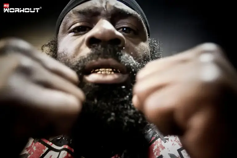 Kimbo Slice: Vom Street Fighter zum MMA Star und Profi-Boxer Kimbo Slice mit fäusten