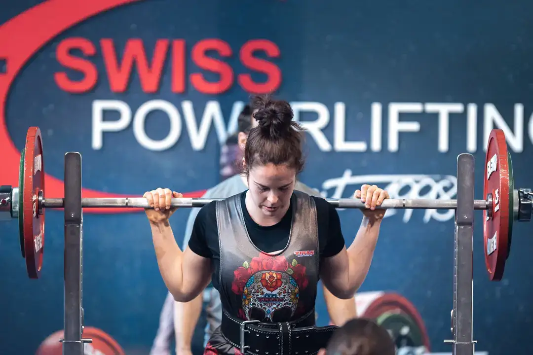 Frau beim Powerlifting