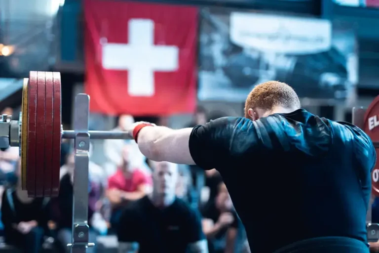 Powerlifting in der Schweiz Mann Powerlifting mit Schweizer Flagge