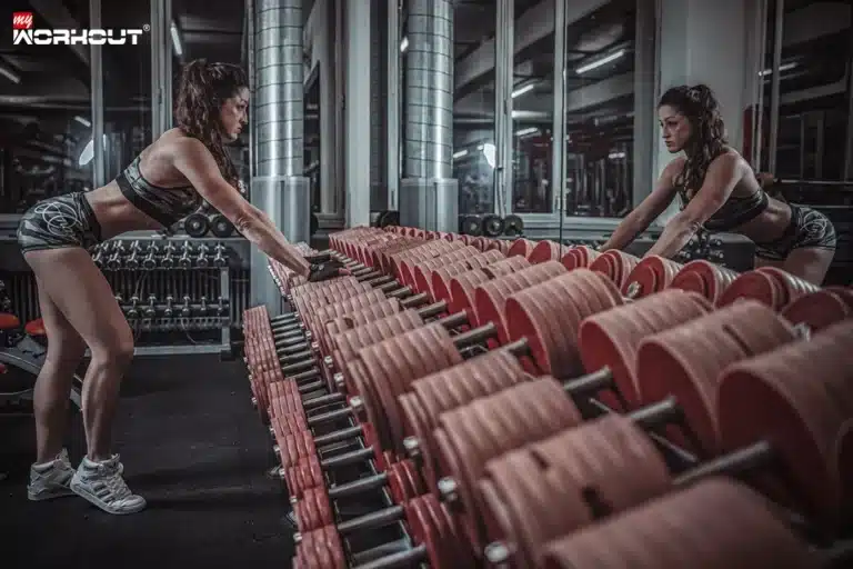 Fitnesssport mit Diabetes – geht das? Frau im fitnessstudio schaut sich im spiegel an