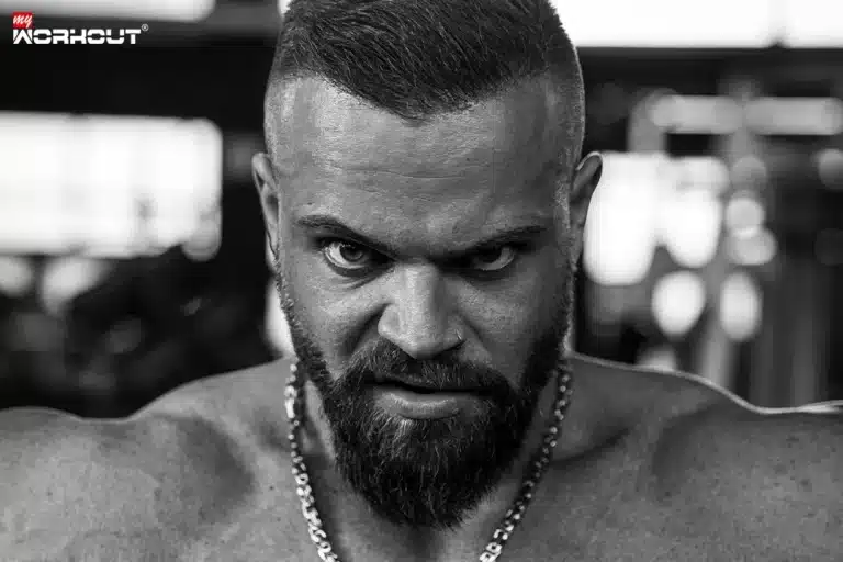 Train Like a Badass! - mit Mike Sommerfeld Mike Sommerfeld schaut in die Kamera
