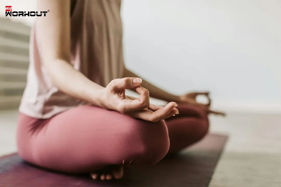 Frau meditiert in der Lotus Pose