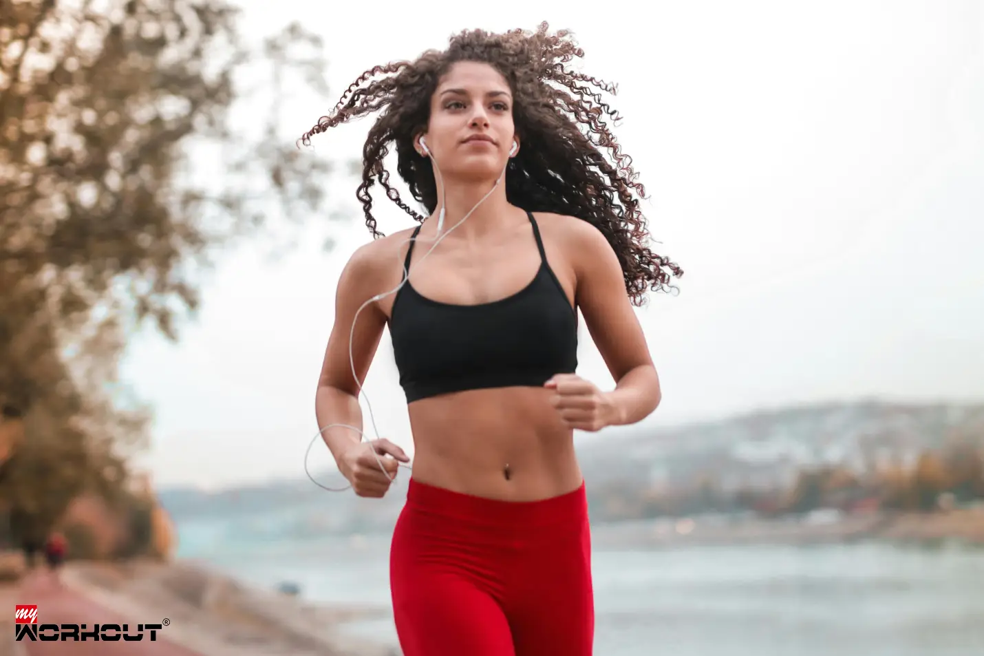 Eine Frau joggt draussen