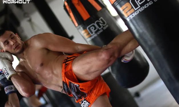 Muay Thai Training: Grundlegende Techniken und Trainingsplan zum Thaiboxen