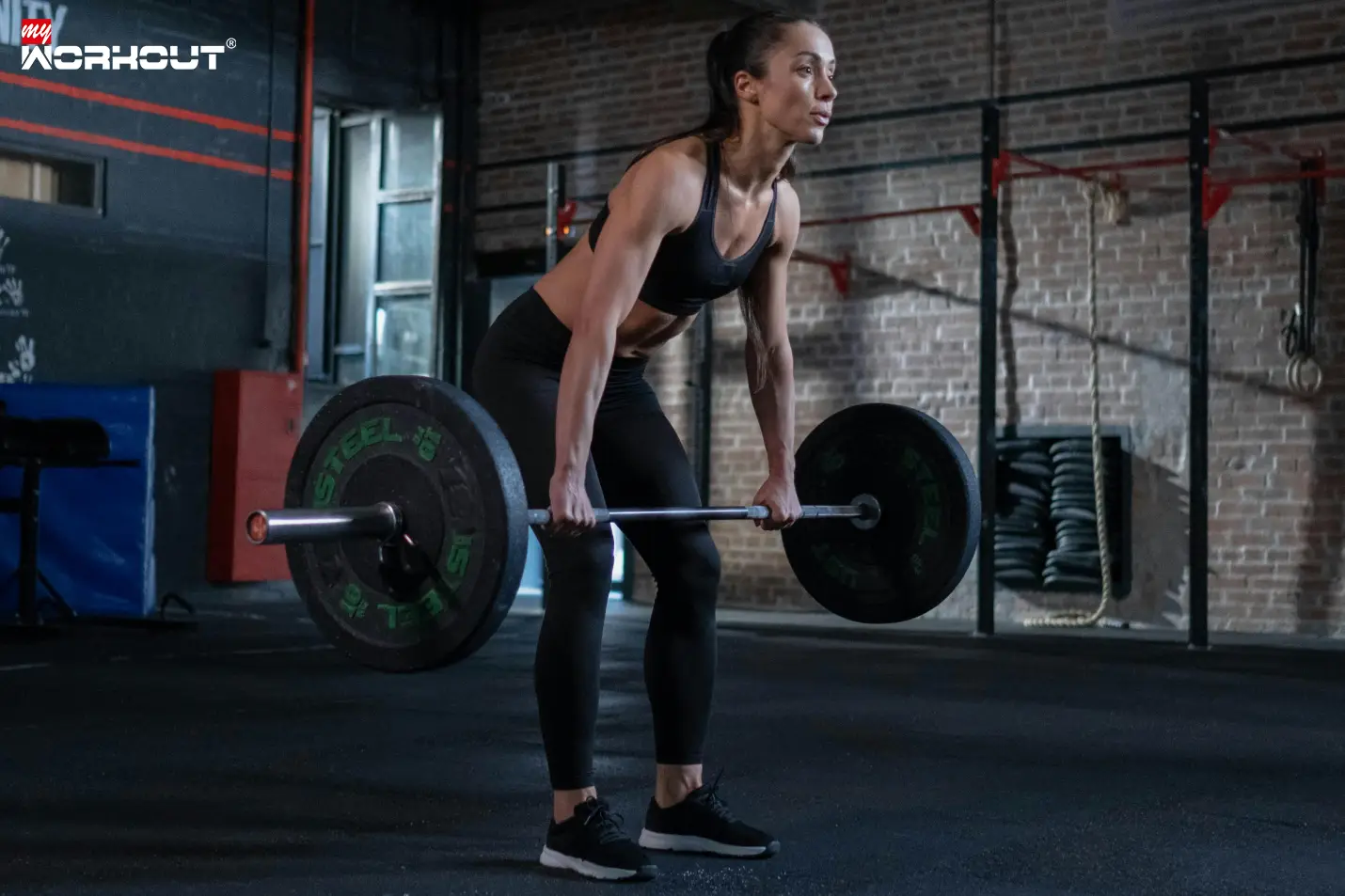 Frau macht dead lifts im Studio