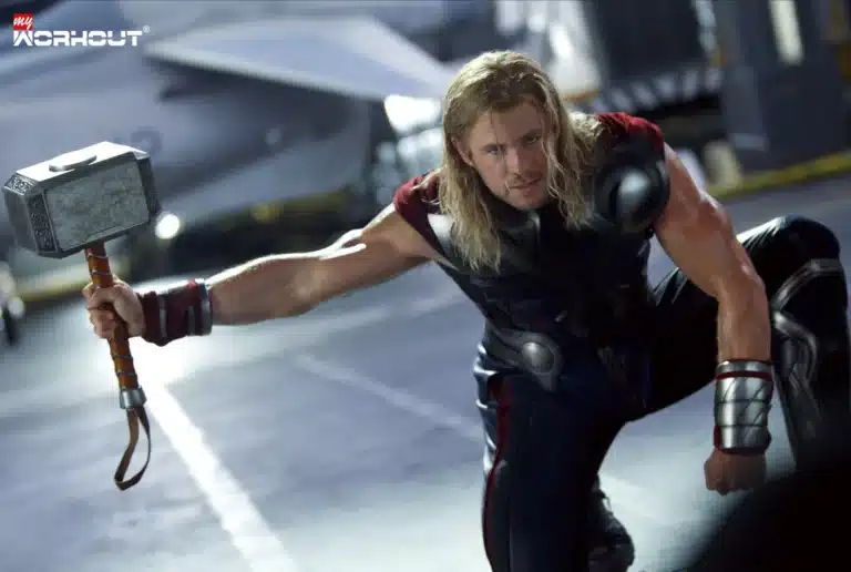 Chris Hemsworth – Das harte Training der Marvellegende Chris Hemsworth als Thor im Film, mit Hammer in der Hand