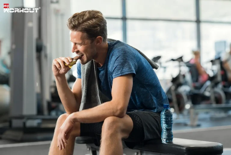 Exercise Snacking – Was bringen kurze Workouts wirklich? Mann ist Snack im Fitnessstudio, man könnte es als "Exercise Snackig" verstehen