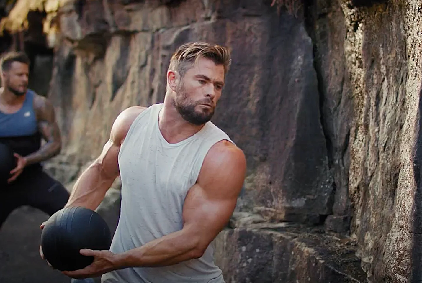 Chris Hemsworth wirft einen Medizinball gegen eine Felswand