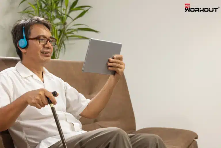 Sarkopenie – Im Abwärtstrend der Gesundheit unserer Gesellschaft Älterer Herr mit Sarkopenie sitzt mit dem iPad auf der Couch