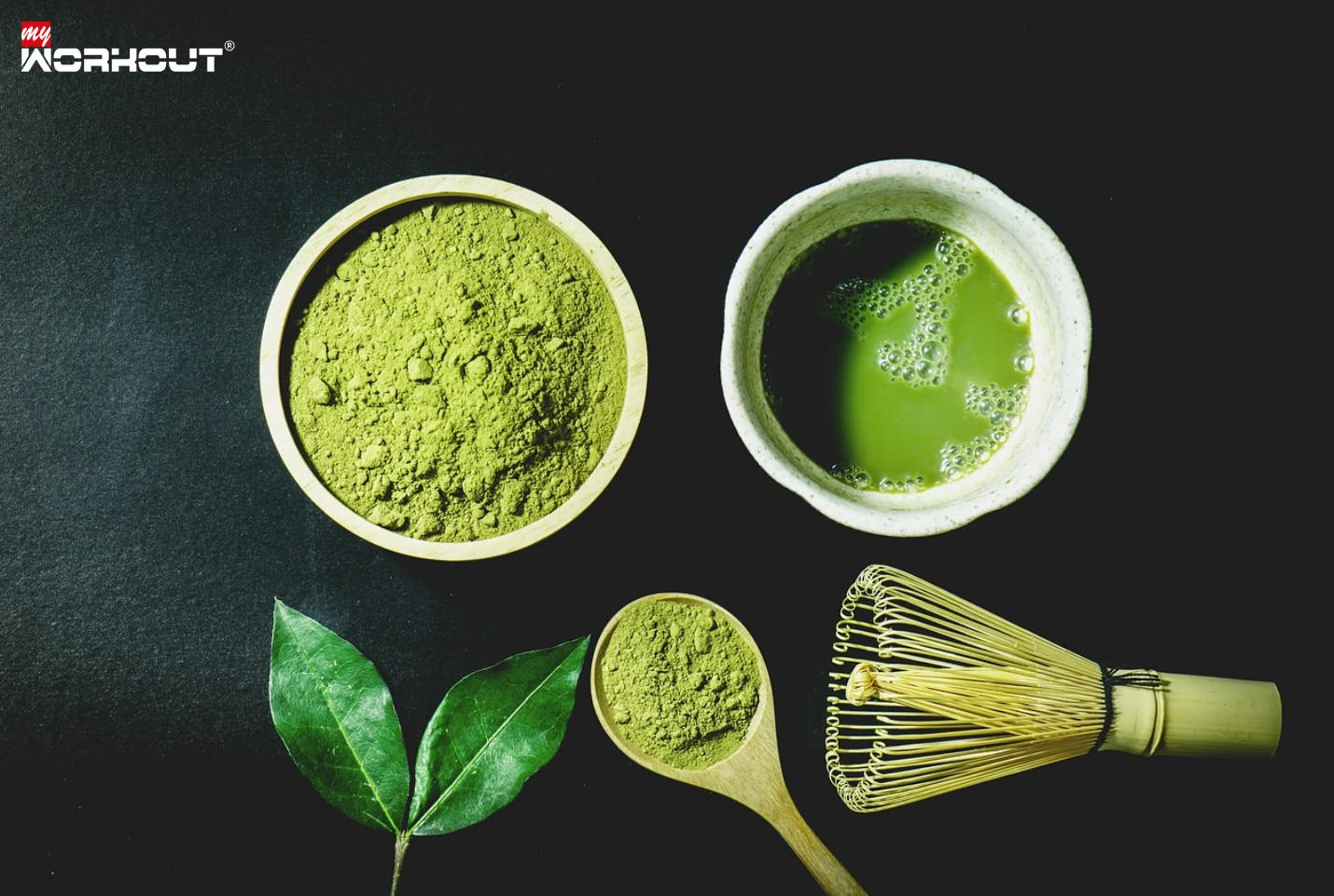 Eine Tasse fertig angerührter Matcha steht neben dem Pulver und einem Mischer