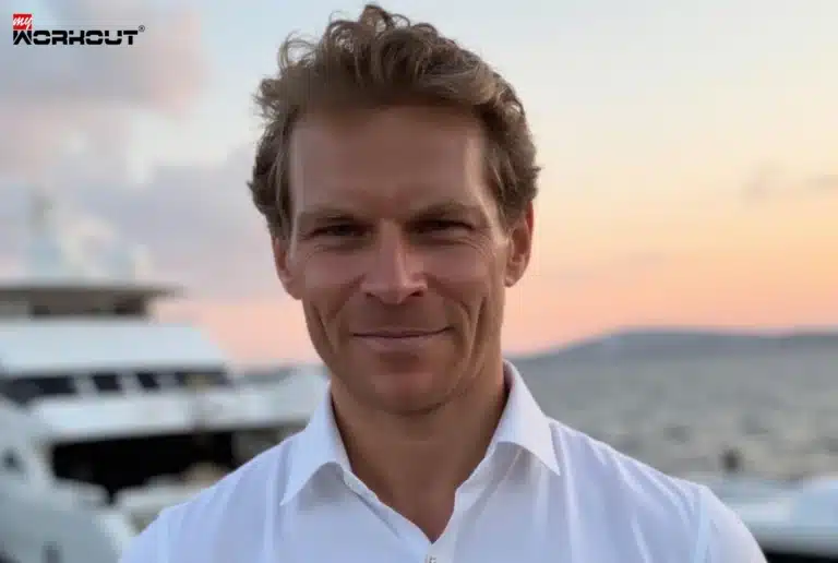 Vom Profi-Kitesurfer zum Arzt und Krypto-Unternehmer: Dr. Julian Hosp über Training, Mindset und erfolgreiches Business Julian Hosp vor einer Yacht
