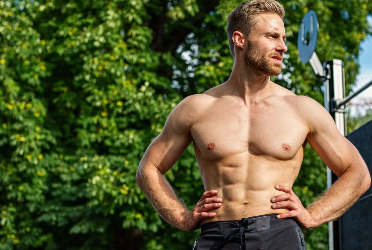 Dominic Zimmermann zeigt seinen athletischen Körper