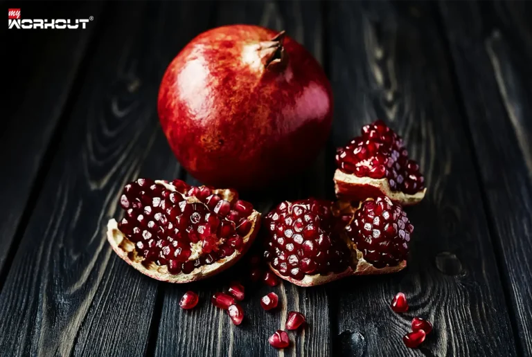 Gesunder Granatapfel – Das kann die Riesenbeere tatsächlich Granatapfel auf dunklem Hintergrund