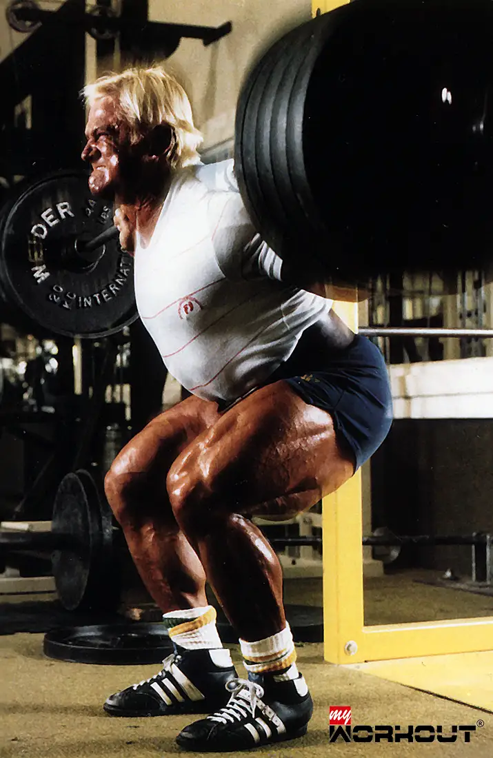 Tom Platz im Fitnessstudio beim schweren Kniebeugen.