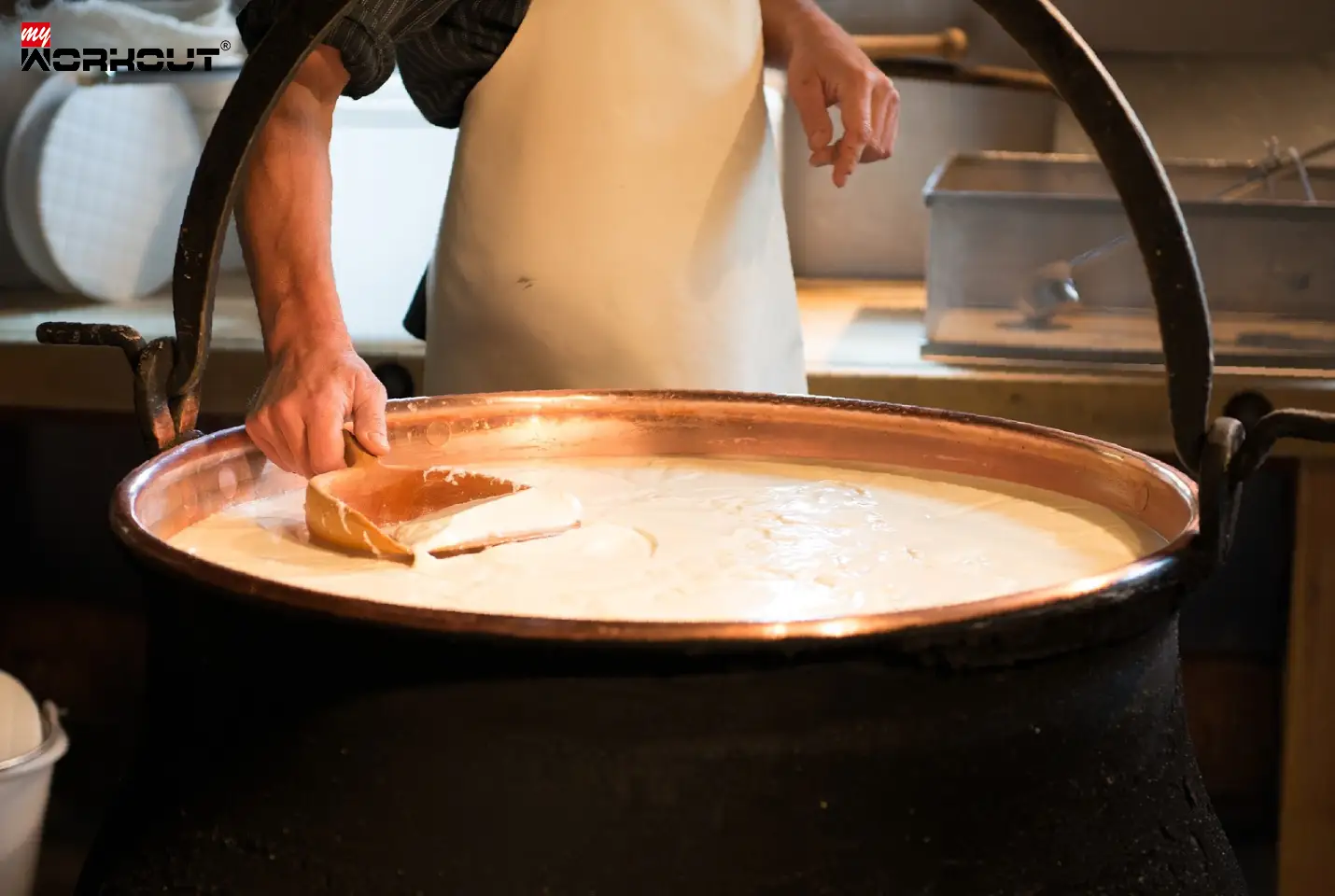 Ein Mann macht Käse in der Käserei